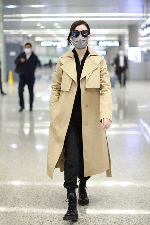 显示|佘诗曼的气质感一般人学不来，卡其色大衣端庄稳重，简约优雅