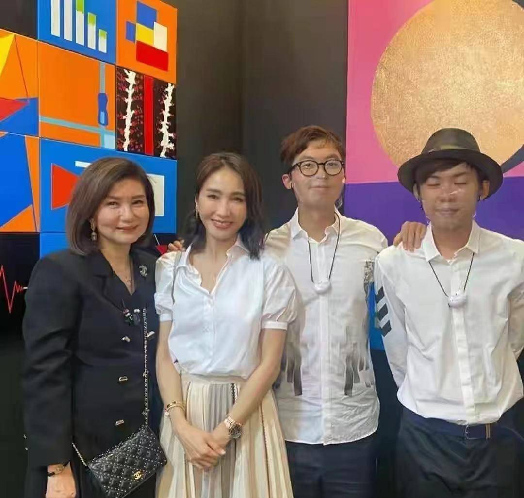 黑色|黎姿钟楚红聚会！61岁钟楚红身材肥胖老得认不出，俩人同框似母女