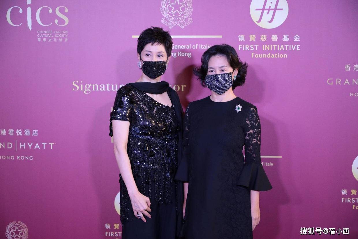黑色|何超琼的“女掌门气质”太高级，穿一袭小黑裙，也能惊艳又气派