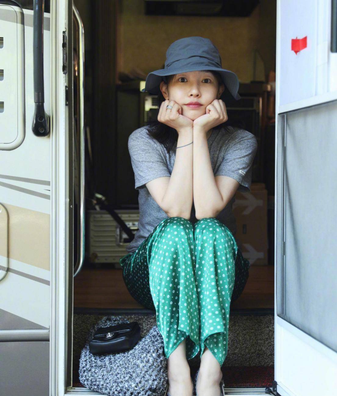 魅力|白百何晋升“穿搭博主”，穿一身红成熟有魅力，自信的笑容真美