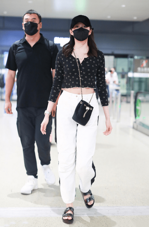 身材|关晓彤这身材太挑衣服,个子高胯宽肩也宽,穿小一码的T恤真自信