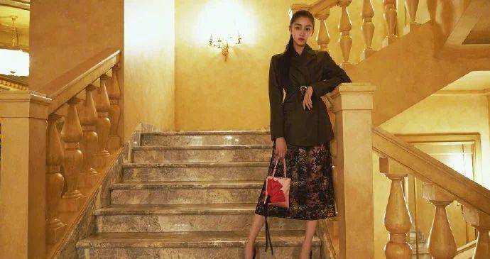 黑色|米兰时装周关晓彤出尽风头,黑色蕾丝裙性感,配军绿色西服有质感