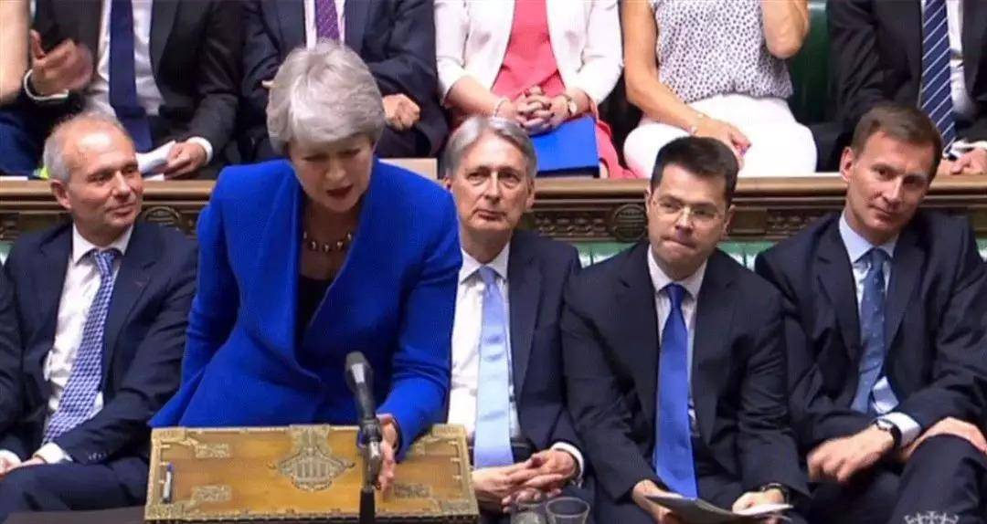 Bennett|穿着豹纹当首相，就算60岁也要画最美的妆，穿最美的衣服