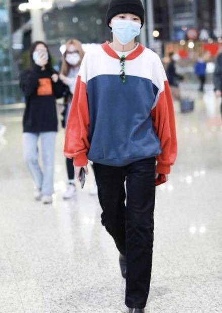 色彩|窦靖童像极了妈妈王菲，穿简单T恤配牛仔裤，洒脱又个性十足