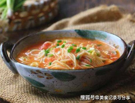 面的|我隔三差五给孩子吃这早餐，有蛋又有菜，营养美味料又足，吃得香