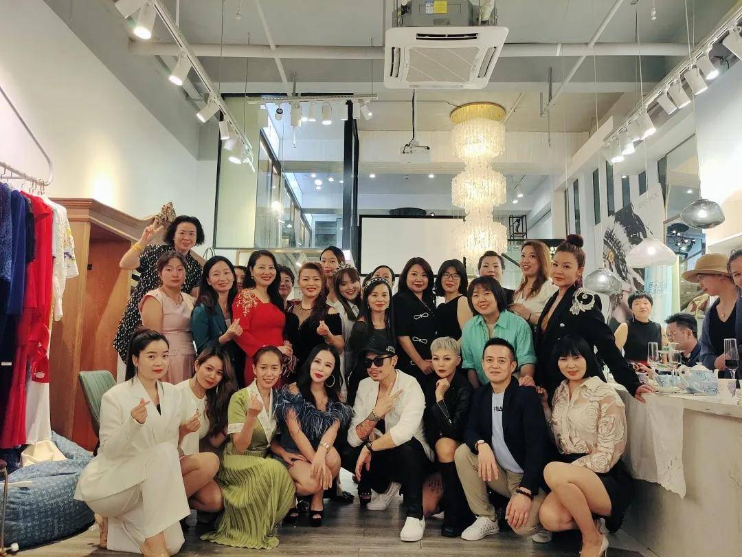 股东|尊享时装盛宴,共赴时尚秘境——打造专属你的气场