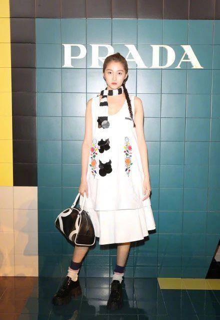 黑色|米兰时装周关晓彤出尽风头，黑色蕾丝裙性感，配军绿色西服有质感