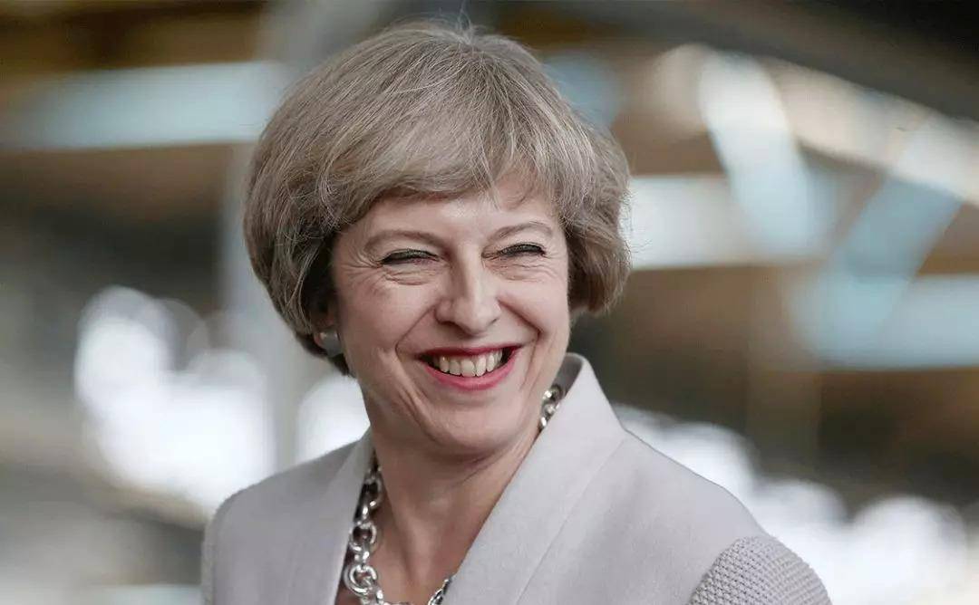 Bennett|穿着豹纹当首相，就算60岁也要画最美的妆，穿最美的衣服