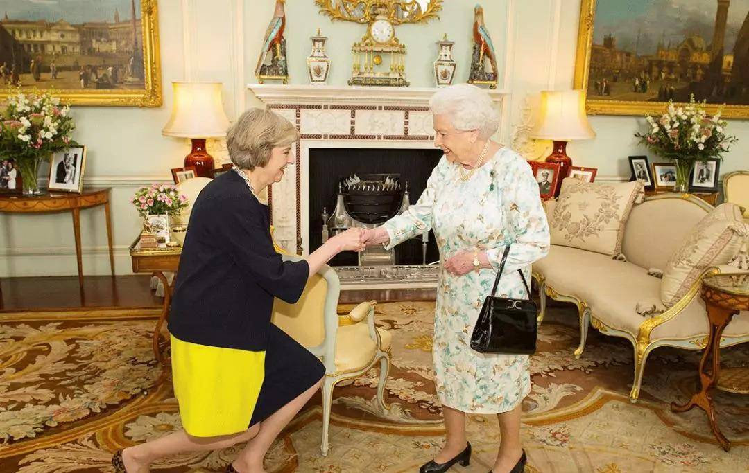 Bennett|穿着豹纹当首相，就算60岁也要画最美的妆，穿最美的衣服