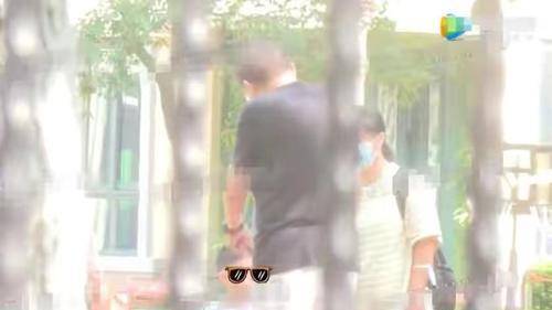 辣妈|赵丽颖罕带儿子外出！正脸首曝光模样太像爸，肉嘟嘟的吃得真壮实