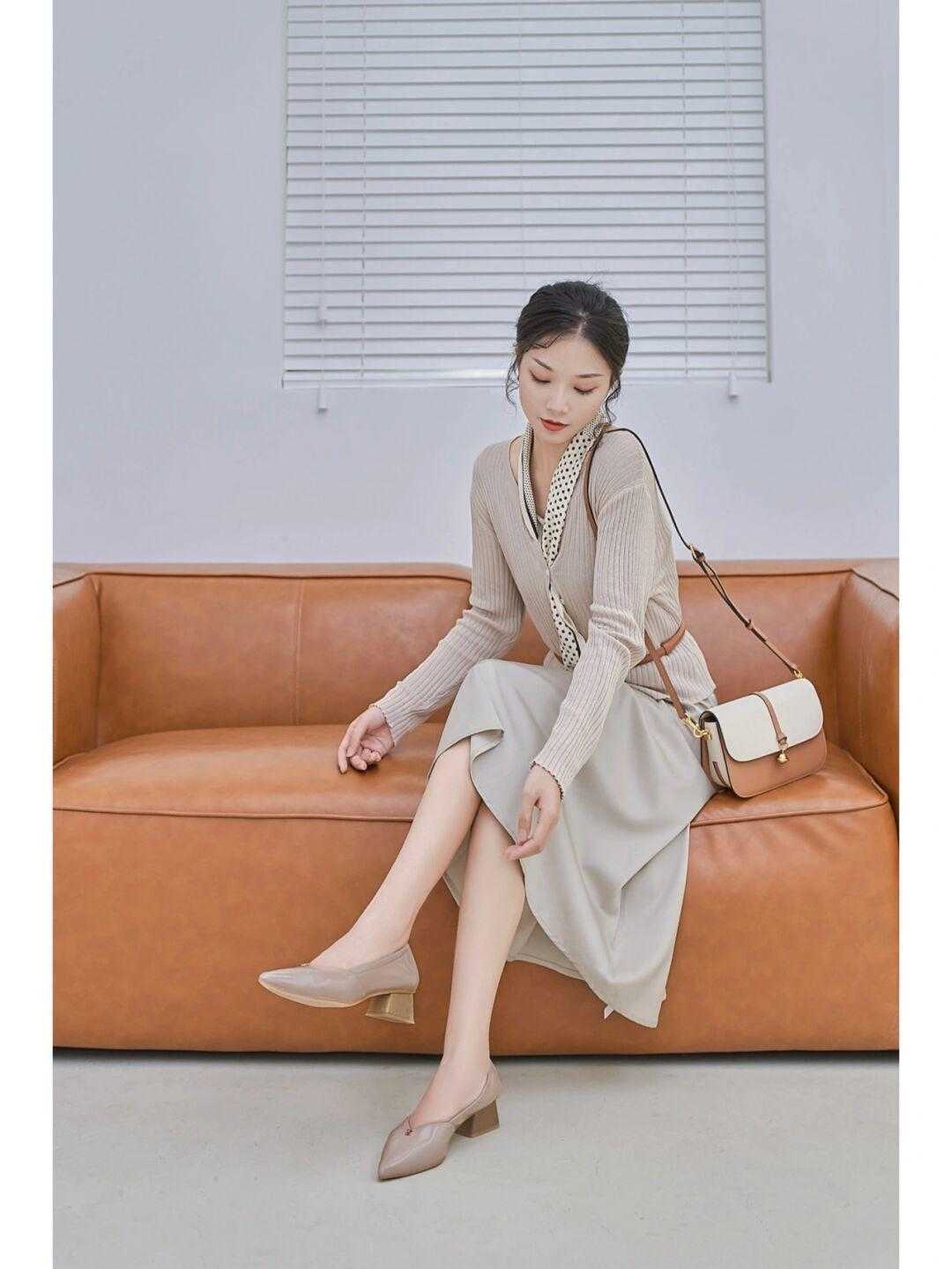 显得|秋季怎么穿出时尚感？针织衫搭配阔腿裤温柔细腻，优雅大气