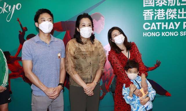 魅力|郭晶晶与婆婆站在一起时，感觉还挺开心的，戴着口罩也挡不住幸福