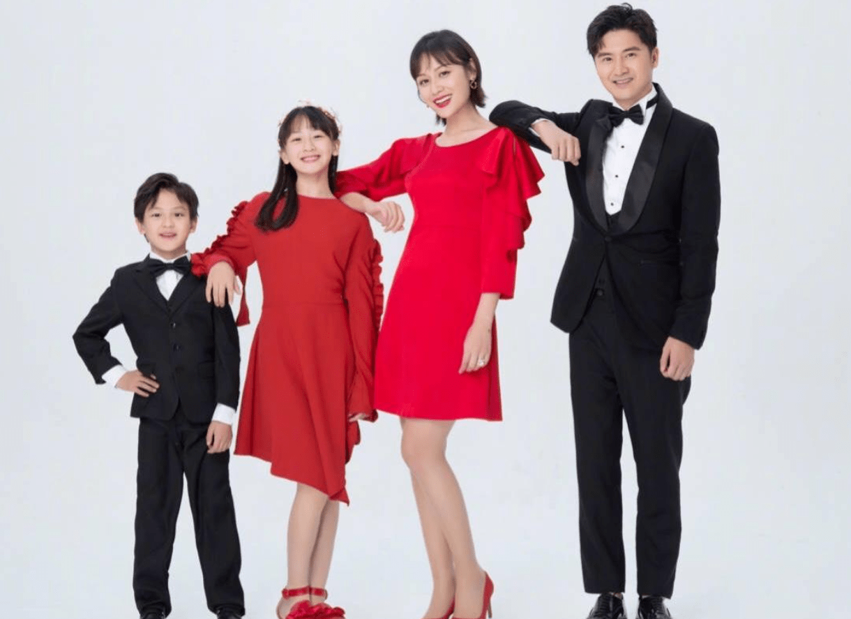 原创田亮一家四口,连续四年摆同造型拍合影,森碟穿红裙个子窜得真快