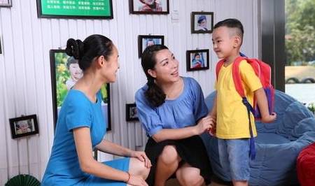 家长|“慢半拍”宝宝上幼儿园，第一天不哭第二天哭，如何适应幼儿园？