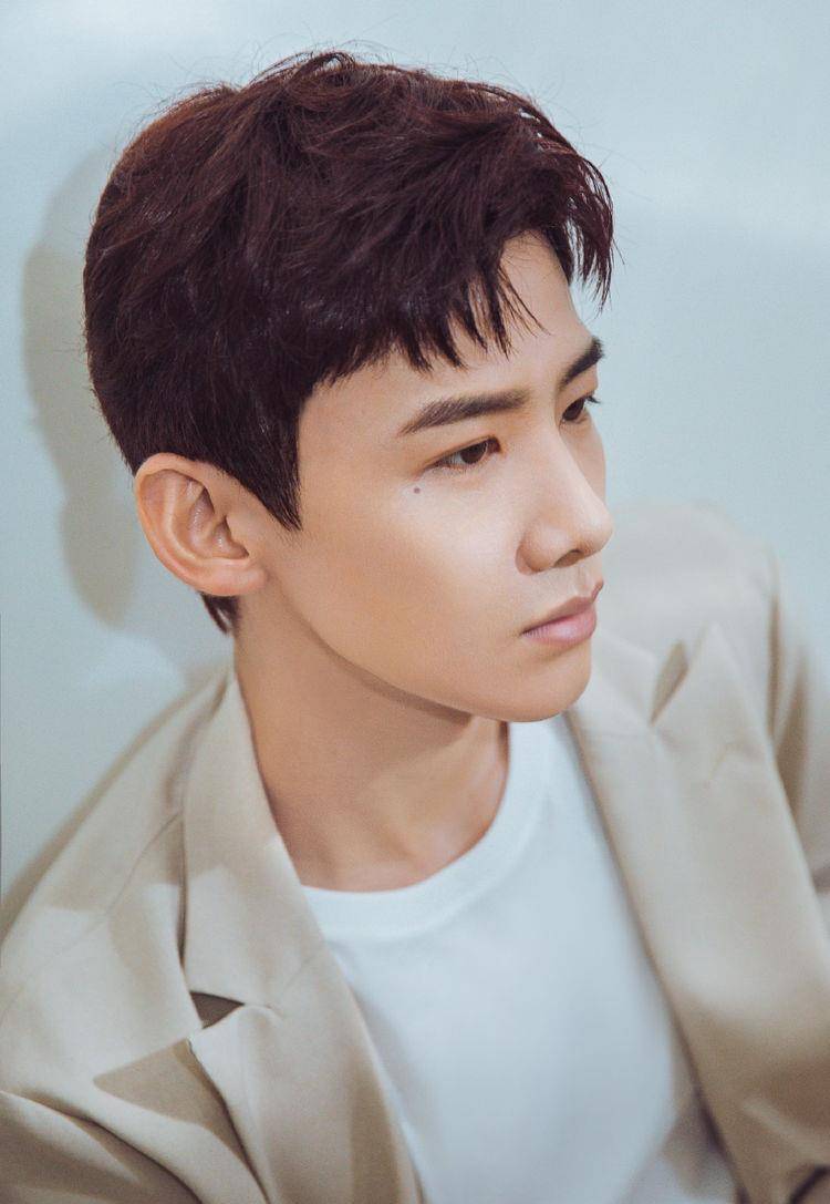 蓝色|白敬亭终于不“刚”了，穿一件米色西装好温柔，25岁尽显暖男气质