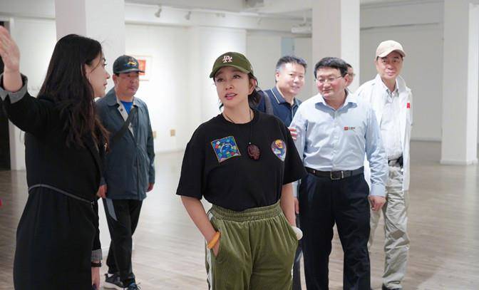 条纹|69岁刘晓庆真自信，穿衬衫塞小脚裤上胖下瘦，小肚子胖一圈太抢镜