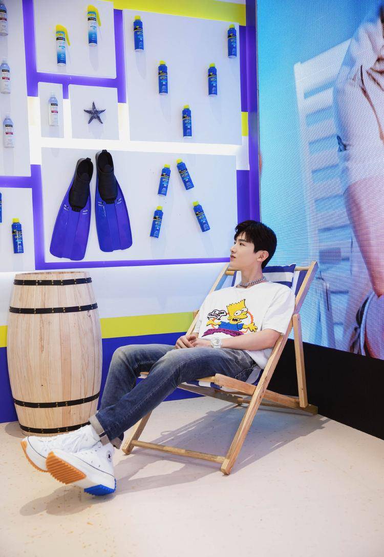 蓝色|白敬亭终于不“刚”了,穿一件米色西装好温柔,25岁尽显暖男气质