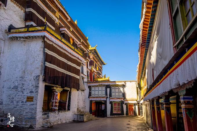 日喀则有一座寺庙，吸引了众多游客，藏有众多无价之宝