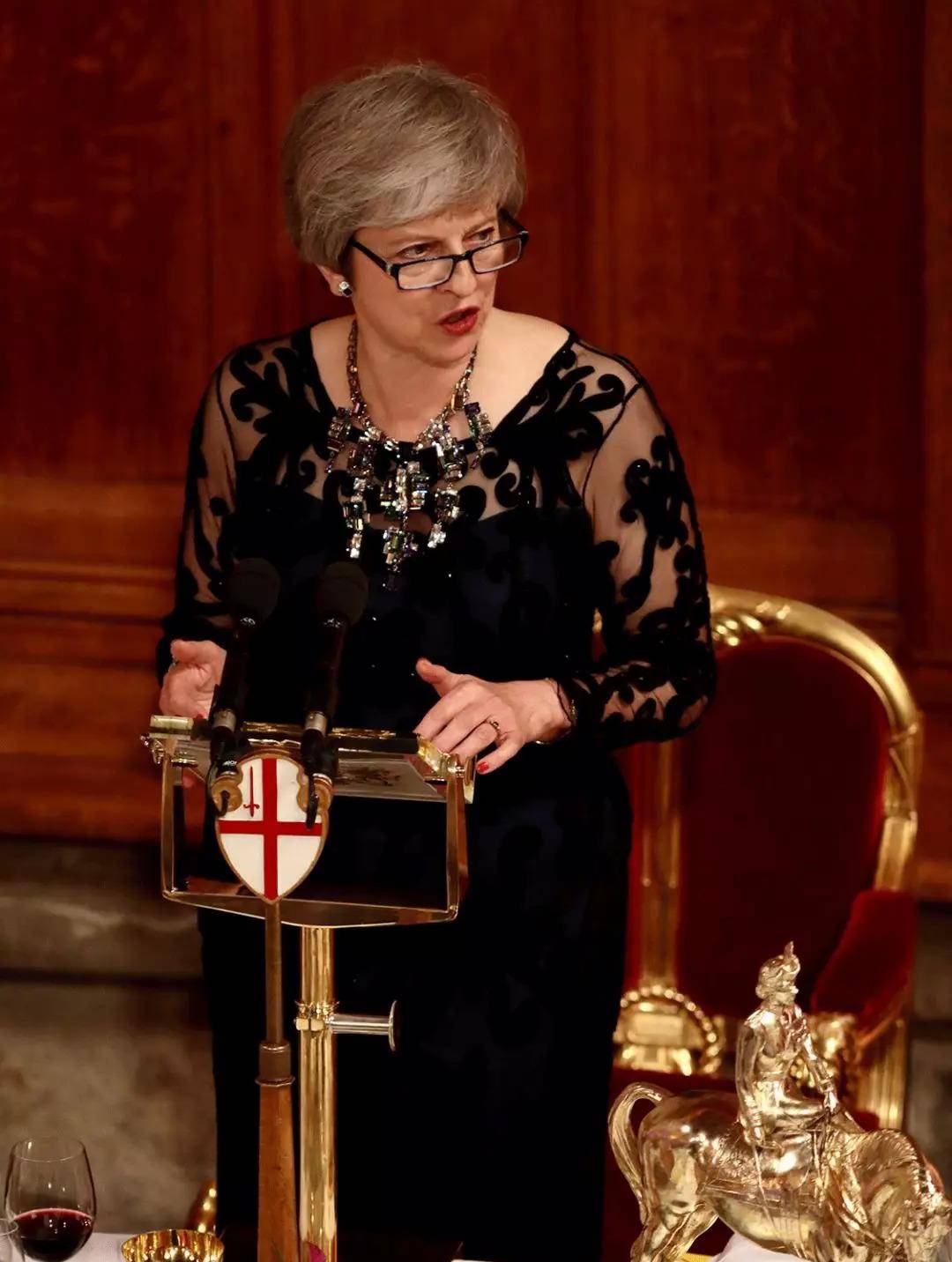 Bennett|穿着豹纹当首相，就算60岁也要画最美的妆，穿最美的衣服