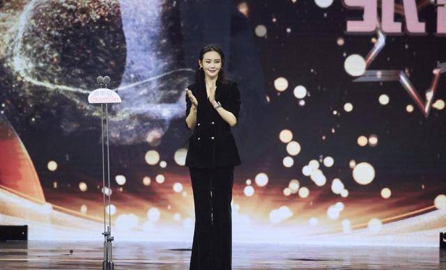 设计|于明加真厉害,穿一袭连衣裙亮相,让她魅力大增,美出了新高度