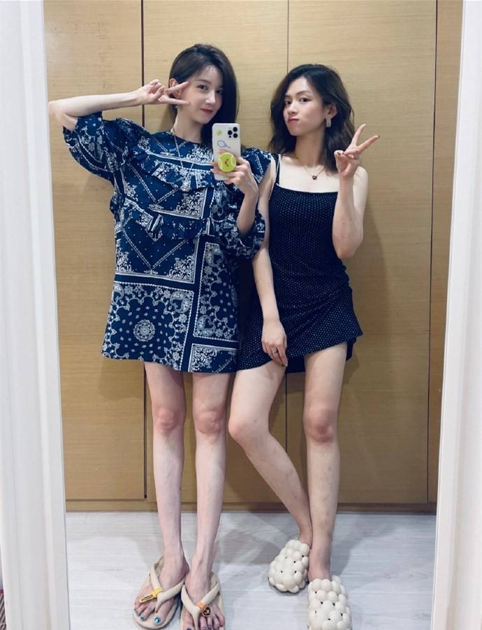 视觉|合影要远离陈小纭，她和闺蜜都穿短裙同框，腿细且长抢走太多目光