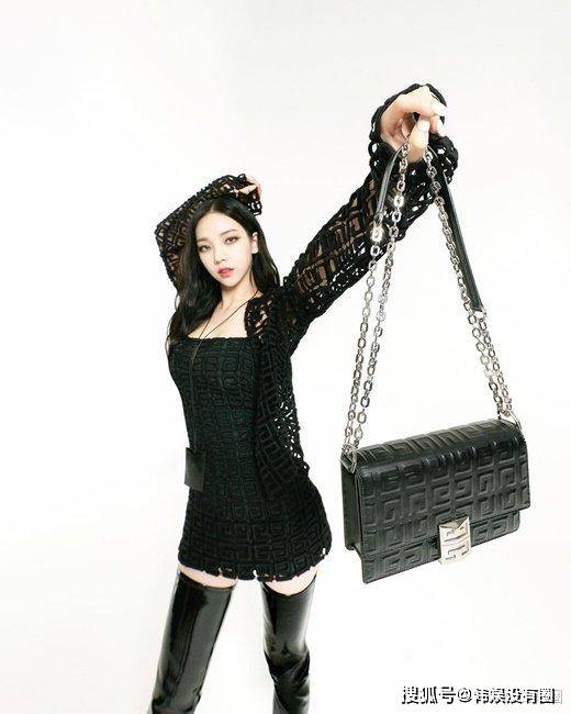 黑色|“南韩腿精”李宣美、aespa柳智敏“撞衫”：你更爱谁的穿搭呢？