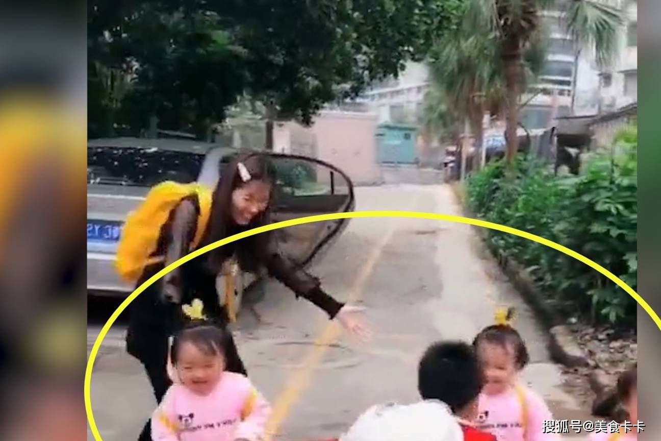 胞胎|明明穿戴整齐要去上学，3胞胎却临阵“变卦”，妈妈不淡定