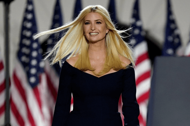 曲线|伊万卡肚子皱巴巴！在镜头中露出胳肢窝，挂脖背心凹出前凸后翘