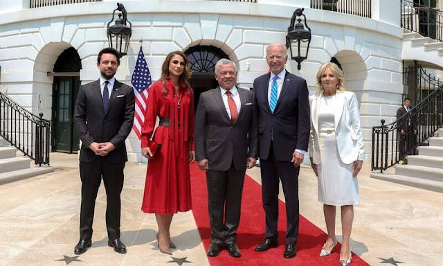 紫裙|约旦王后51岁生日官方照来啦！一身紫裙亮相真贵气，看着真像30岁