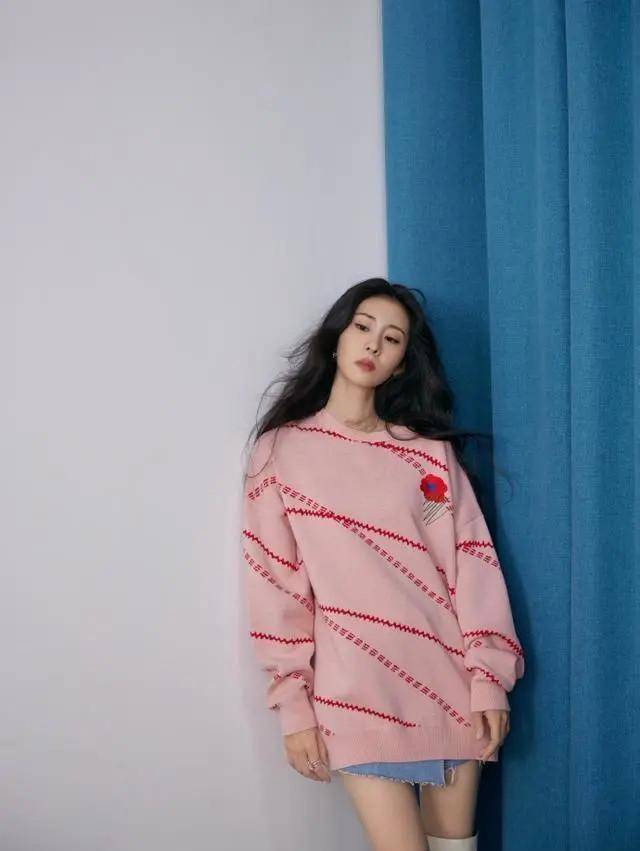 视觉|当妈后的张碧晨也放开,穿卫衣大胆下衣失踪,一个细节让人心疼
