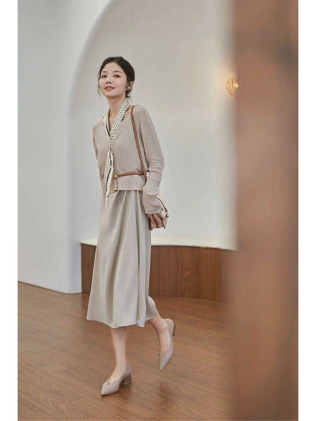 显得|秋季怎么穿出时尚感？针织衫搭配阔腿裤温柔细腻，优雅大气