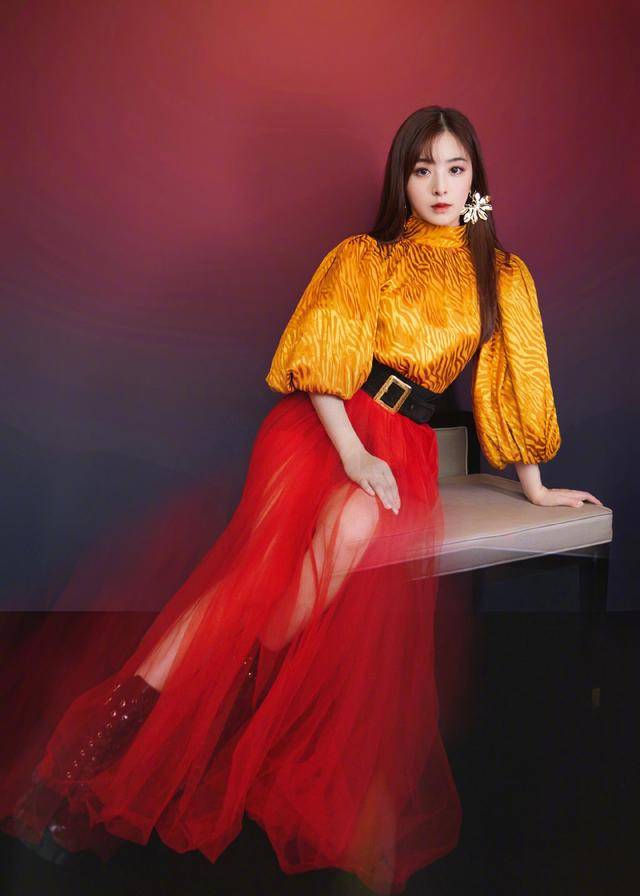 黑色|张含韵真的甜到骨子里了，穿一袭薄纱连衣裙优雅温柔，高贵精致