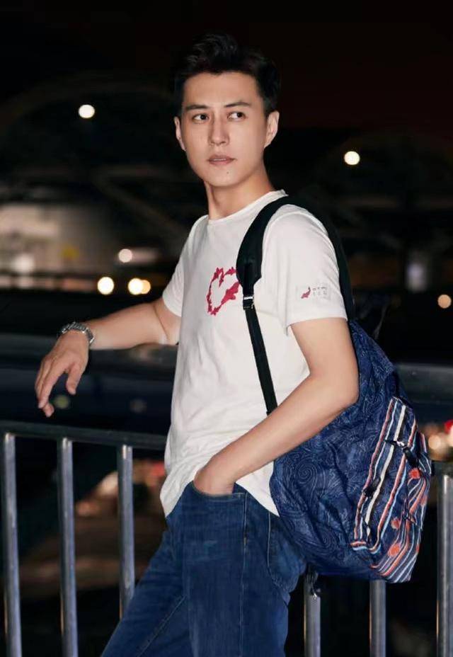 心形|老干部靳东挺厉害！白T恤牛仔裤满脸少年感，43岁装嫩吊打小鲜肉