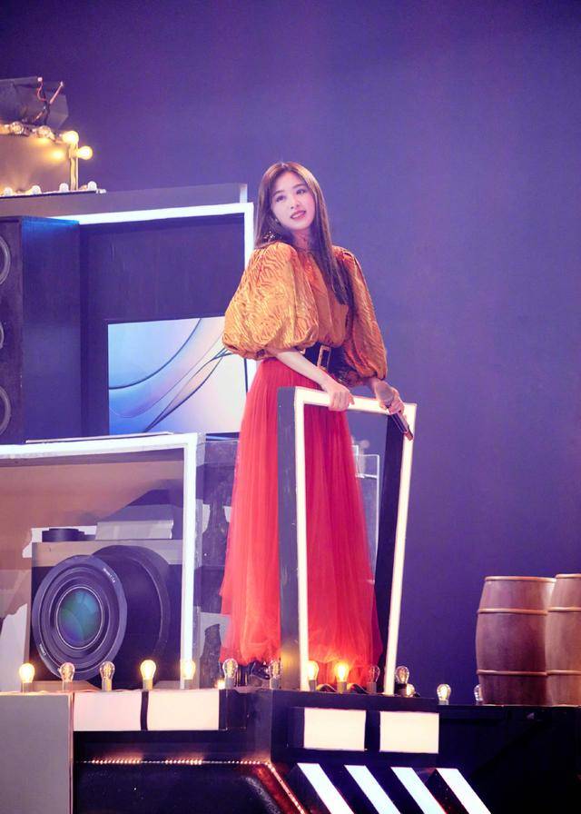 黑色|张含韵真的甜到骨子里了，穿一袭薄纱连衣裙优雅温柔，高贵精致