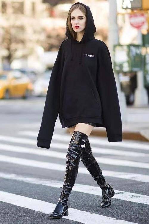 卫衣|直筒或阔腿版型的阔腿裤，既修饰了身材又丰富了造型，真的不容错过。