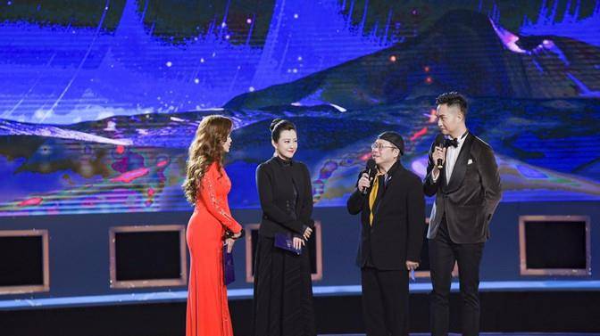 衣品和|郝蕾这次逆袭了,43岁穿大白裙入职当老师,座谈会侃侃而谈超严肃