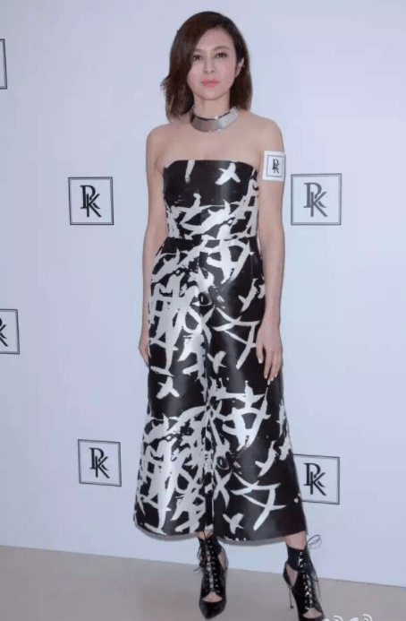 新潮|关之琳虽是“大妈的年纪”，打扮很新潮，大衣配印花套装潇洒干练