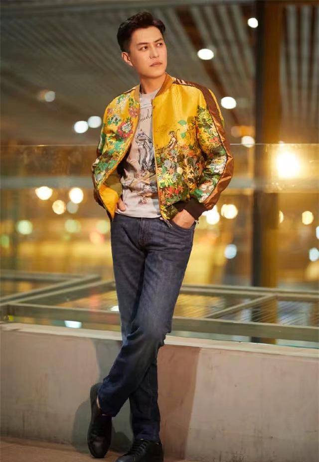 心形|老干部靳东挺厉害！白T恤牛仔裤满脸少年感，43岁装嫩吊打小鲜肉