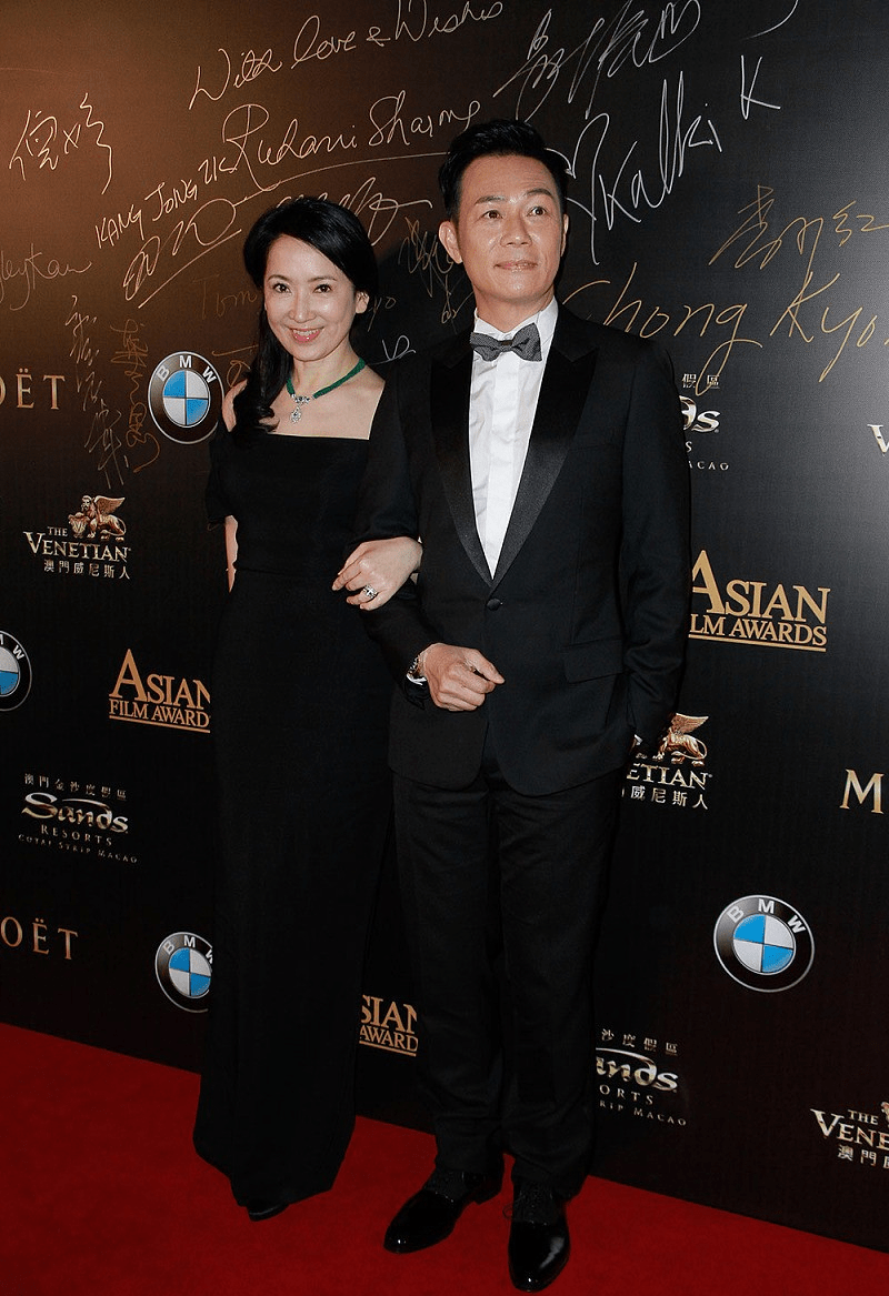 黑色|57岁的龚慈恩气韵温柔却爱穿黑色,黑西装裙拼接毛领,挺有贵妇感