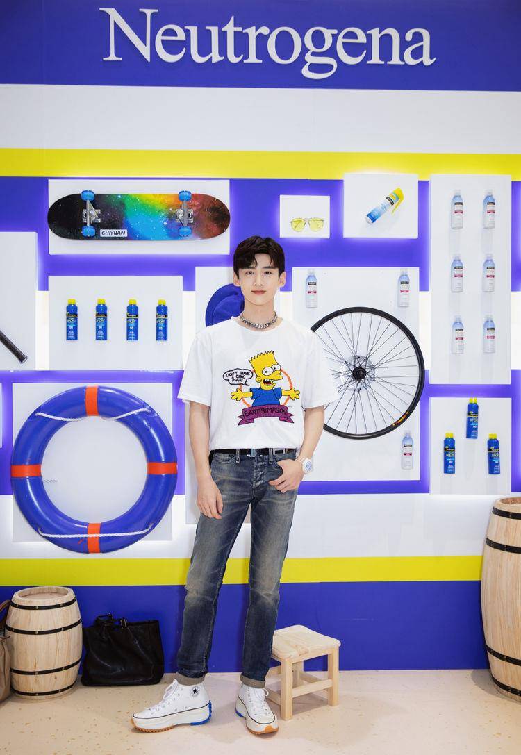 蓝色|白敬亭终于不“刚”了,穿一件米色西装好温柔,25岁尽显暖男气质