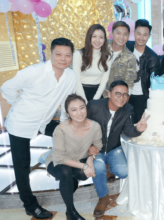 魅力|苗侨伟女儿真是继承了戚美珍的颜值，穿的普通，但气质自然挺稳重