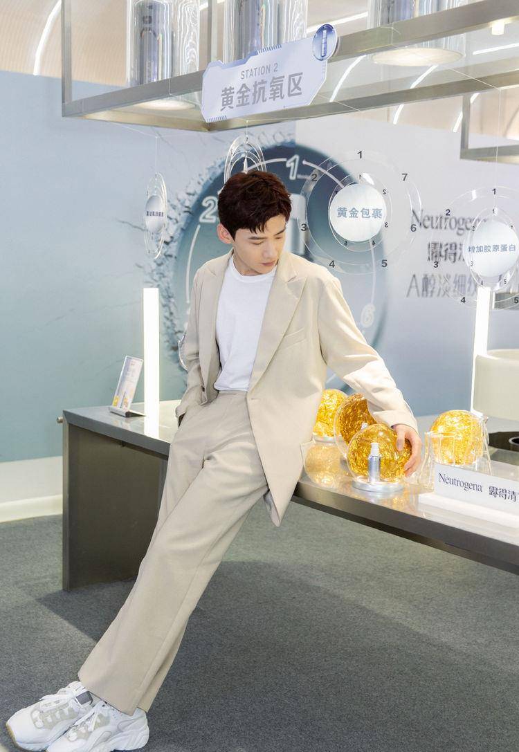 蓝色|白敬亭终于不“刚”了，穿一件米色西装好温柔，25岁尽显暖男气质