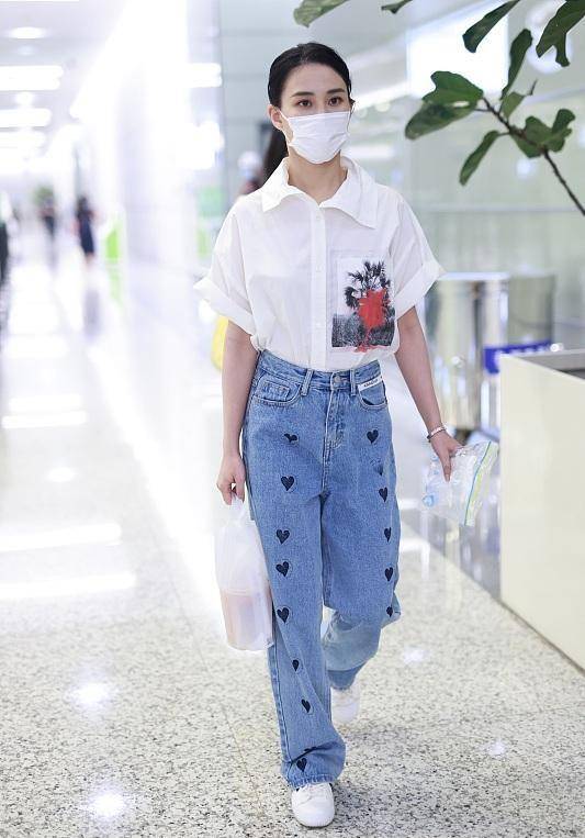 一线|何超莲穿的好高级啊，就算和一线明星拍合照，气势上也不输