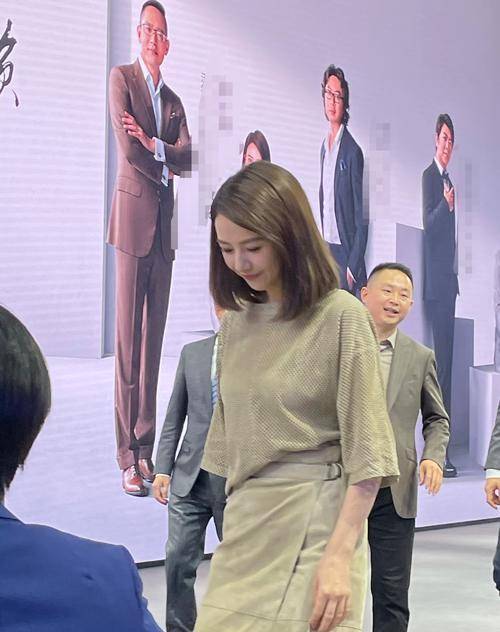 高跟鞋|高圆圆为沃尔沃站台，穿裙装凹身材，生图下毫无死角