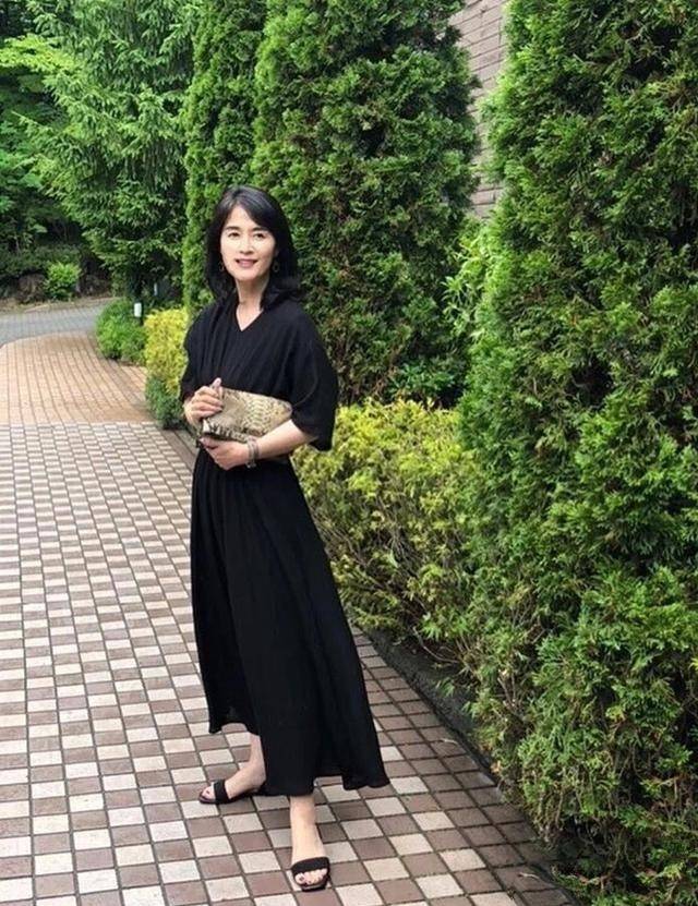 黑色|40-50+女性穿搭推荐:针织衫+长裙,简单自然凸显女性品味美极了