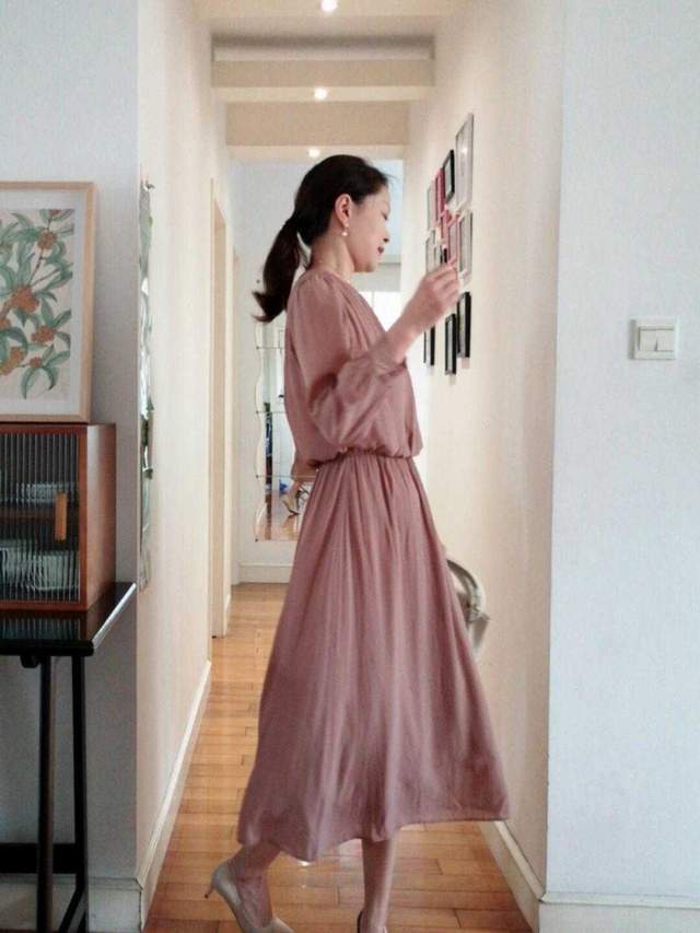 显得|40岁也能穿出高级感，蓝色外套搭配半身裙，最体面的中年女性穿搭