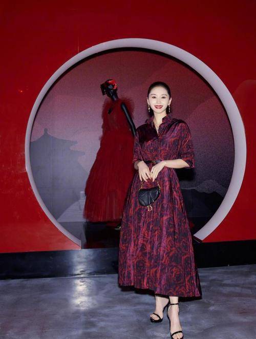 女生|王子文恋爱后状态太赞，酒红色暗纹长裙都HOLD得住，气质冷峻动人