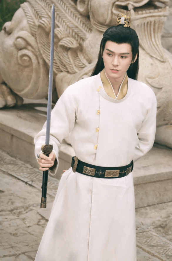 龚俊金|《安乐传》路透曝光，迪丽热巴白发编发好仙，龚俊金冠华服太绝了
