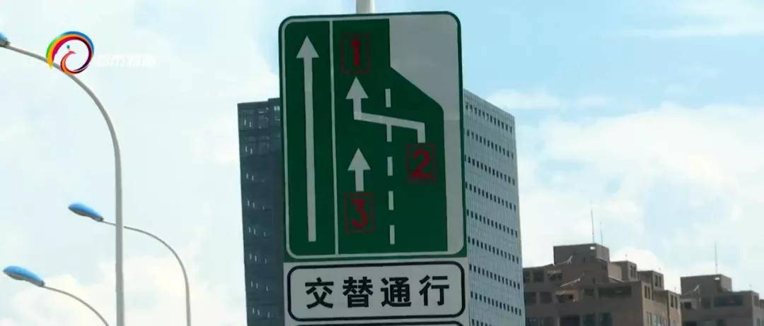 看到二环匝道入口的交通标志(识)标线已根据"交替通行"规则进行了调整