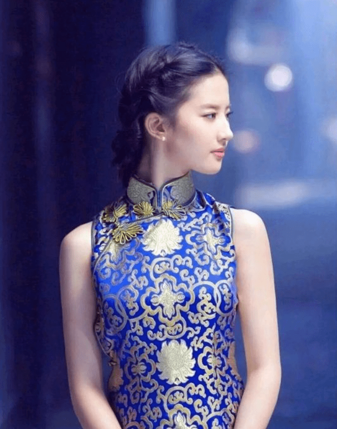 整体|赵本山女儿穿旗袍秀身材，化大浓妆太妩媚，成熟过头反而有些显老